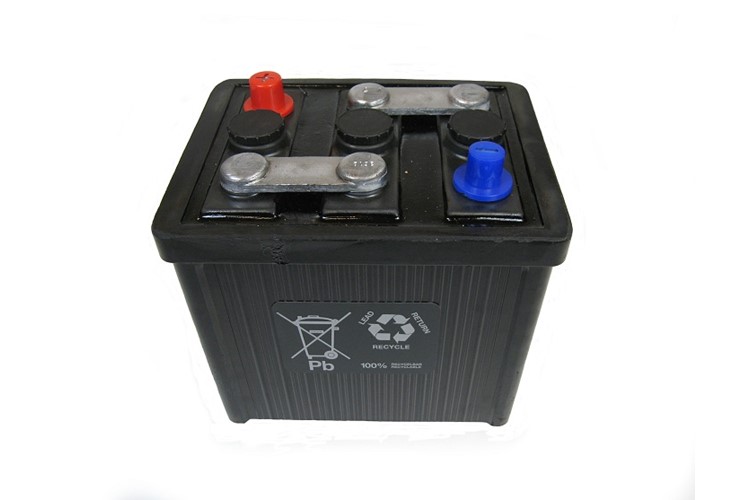 Batterie aus schwarzen Kunststoff 6 V  100Amp.