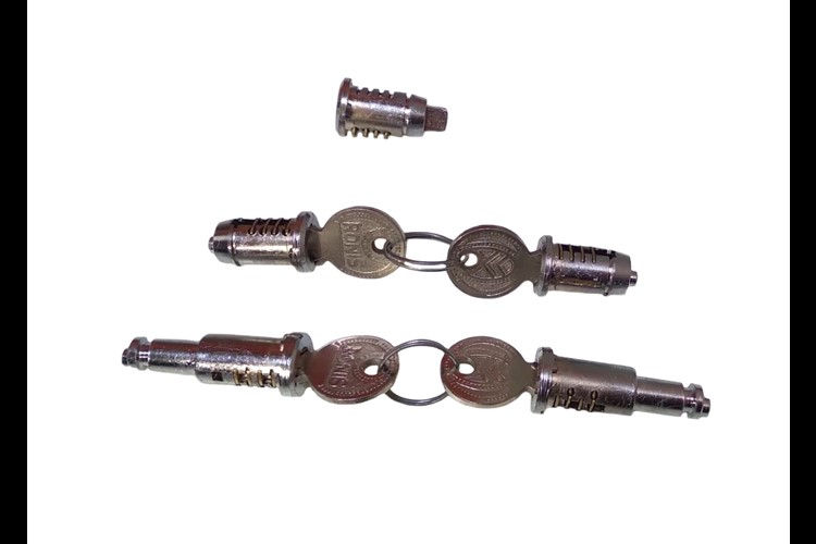 Slotset met 2 sleutels:(5 stuks) 2 deuren, 2 achterklep en contact
